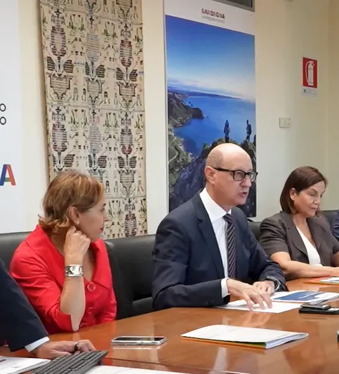 L’assessore Franco Cuccureddu interviene alla conferenza stampa, affiancato da Sara Olla e Rossana Podda.