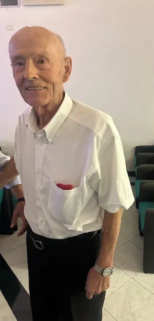 Mario Brugnera in piedi nella sala dell’incontro