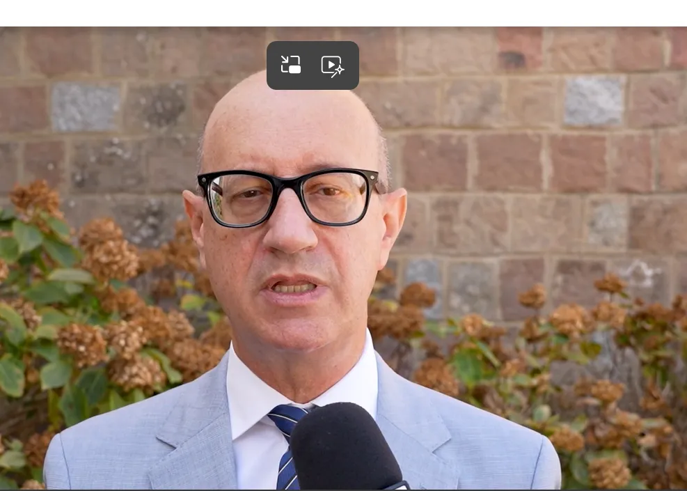 Franco Cuccureddu durante un’intervista, con un microfono in primo piano.