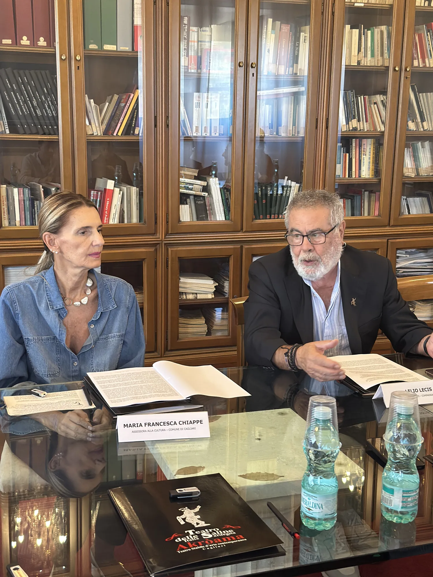 Maria Francesca Chiappe e Lelio Lecis seduti al tavolo della presentazione