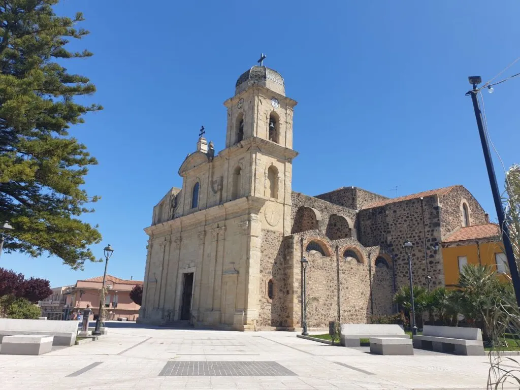 Facciata e campanile della chiesa di san Pietro affacciati sulla piazza