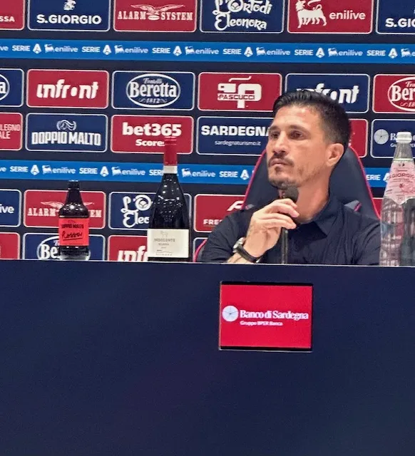 Fabio Pisacane seduto al tavolo della conferenza stampa.