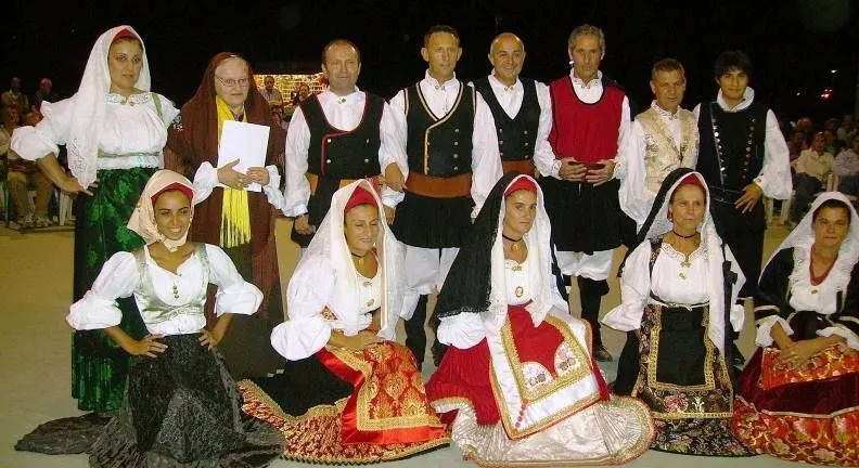 Il gruppo folk posa con i costumi tradizionali sardi.
