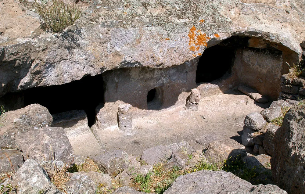 Le aperture rupestri della necropoli di Montessu a Villaperuccio
